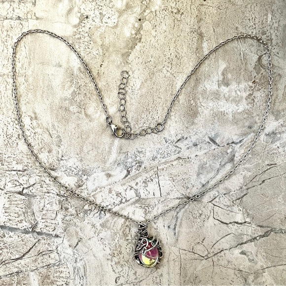 Iridescent Jewel Necklace - Picture 4 of 4